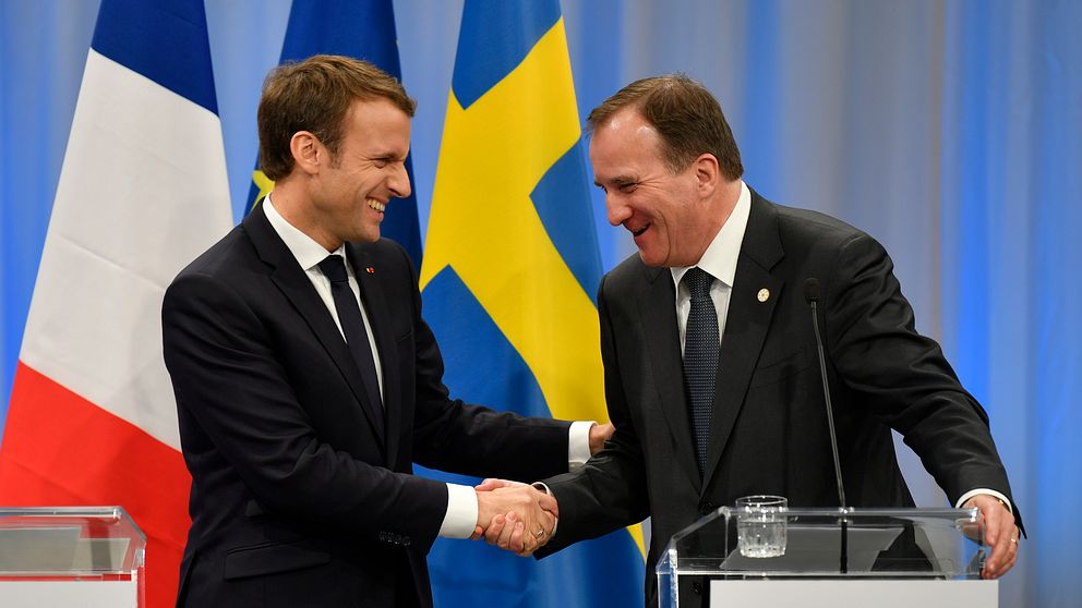 Stefan Löfven skakar hand med Frankrikes president Emmanuel Macron.