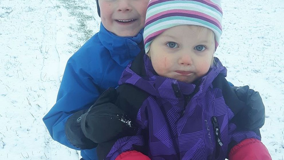 Laholm idag söndag. Vidar och Alma njuter av snön!
