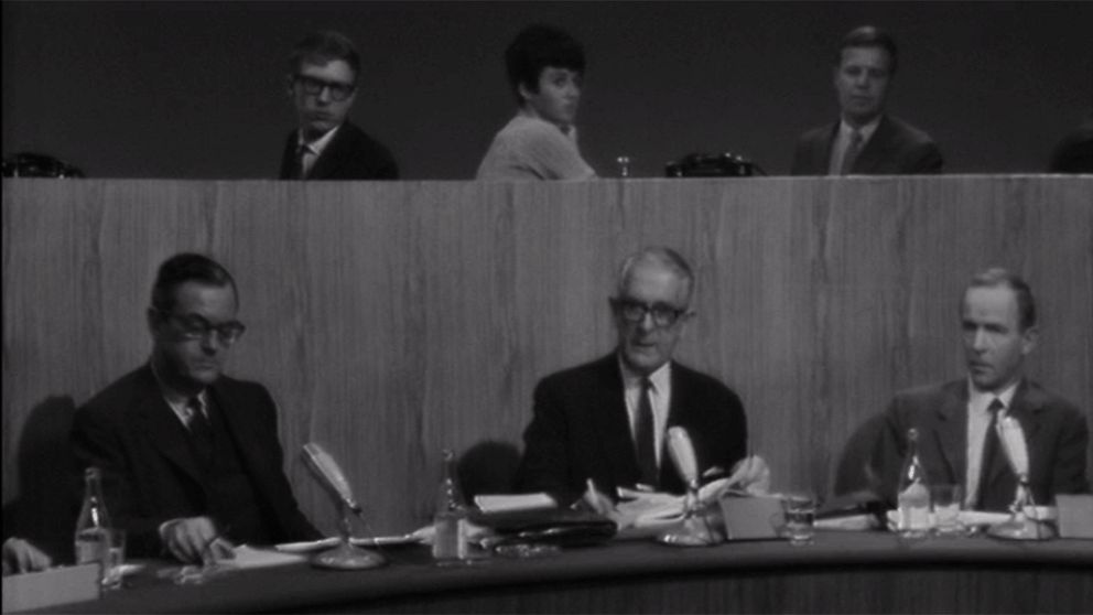 Slutdebatten 1966 med radiochefen Olof Rydbeck (till vänster) som programledare/ordförande. Folkpartisten Bertil Ohlin (mitten) och VPK:s CH Hermansson (till höger) var två av deltagarna.