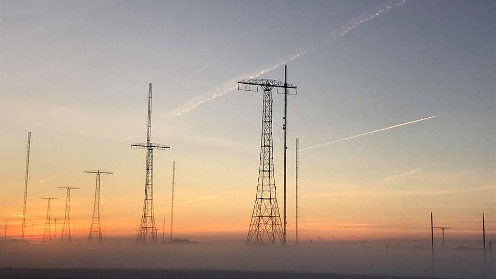 Dimma och solnedgång vid radiomasterna i Grimeton
