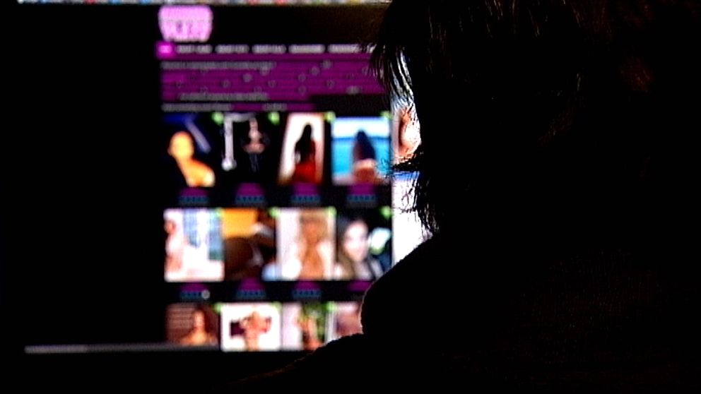 En person sitter framför en dator med sexannonser.
