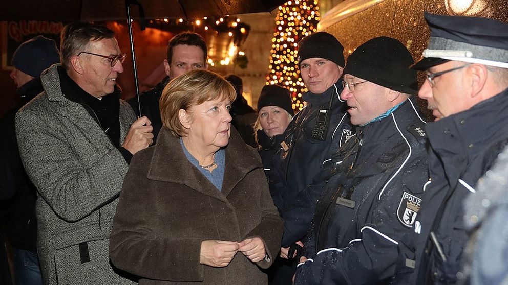 Förbundskansler Angela Merkel besöker julmarknaden på Breitscheidplatz i Berlin, där terrordådet inträffade den 19 december 2016 och tolv människor dödades och 70 skadades.