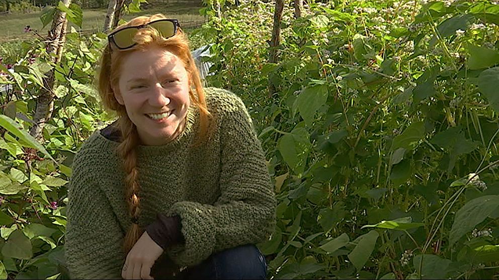 Mary Berggren omgiven av gröna växter