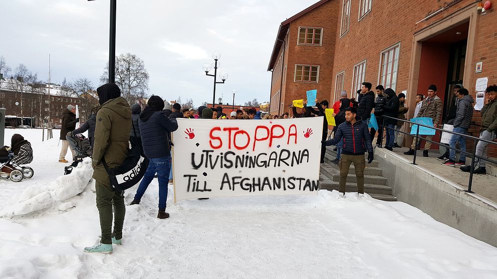 ungdomar protesterar. håller plakat med texten stoppa utvisningarna till afghanistan