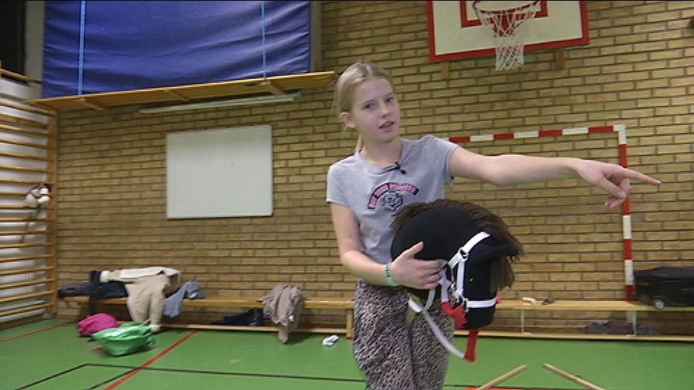 Nike Hempel Kronqvist, 12 år visar hur man hopptränar med en käpphäst.