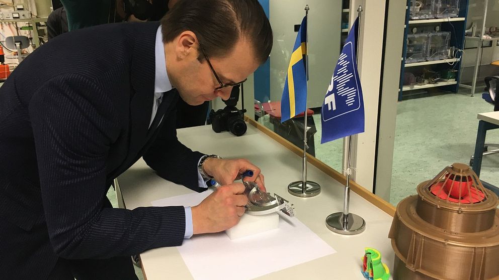 Prins Daniel signerade ett rymdinstrument i Kiruna