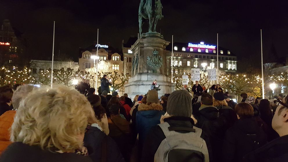 Människor som lyssnar på talare under tisdagens demonstration.