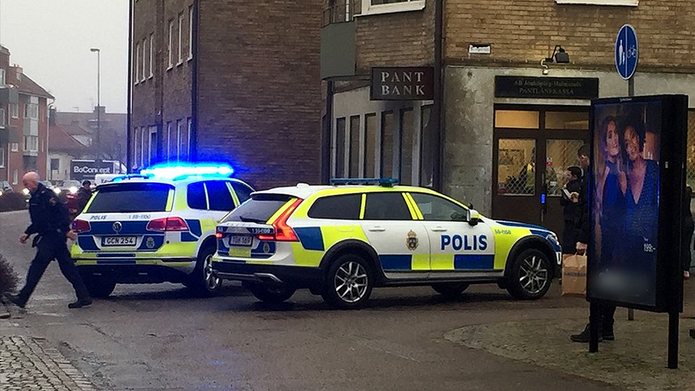 En pågående polisinsats vid pantbanken i Halmstad.