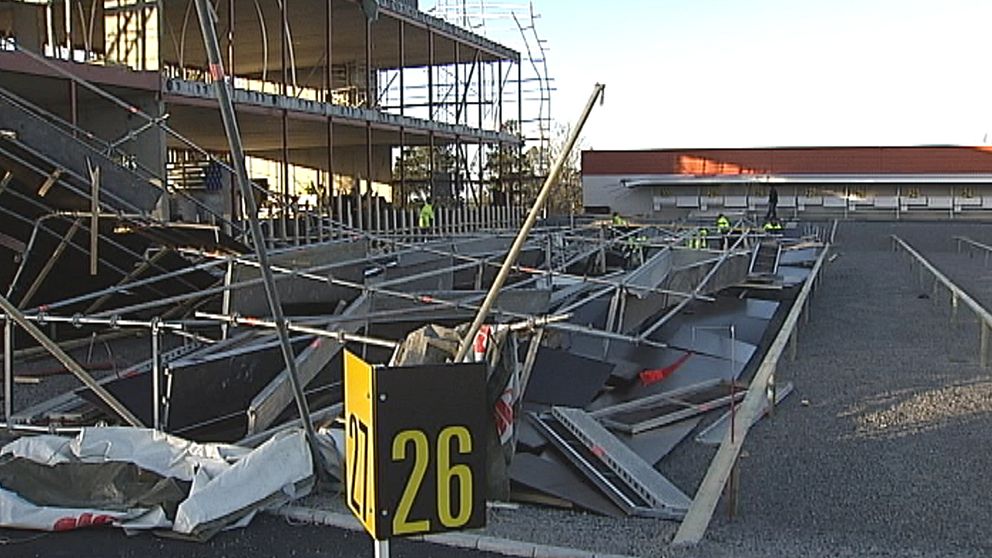 En byggnadsställning vid skidstadion i Östersund rasade i stormbyarna den 16 november.