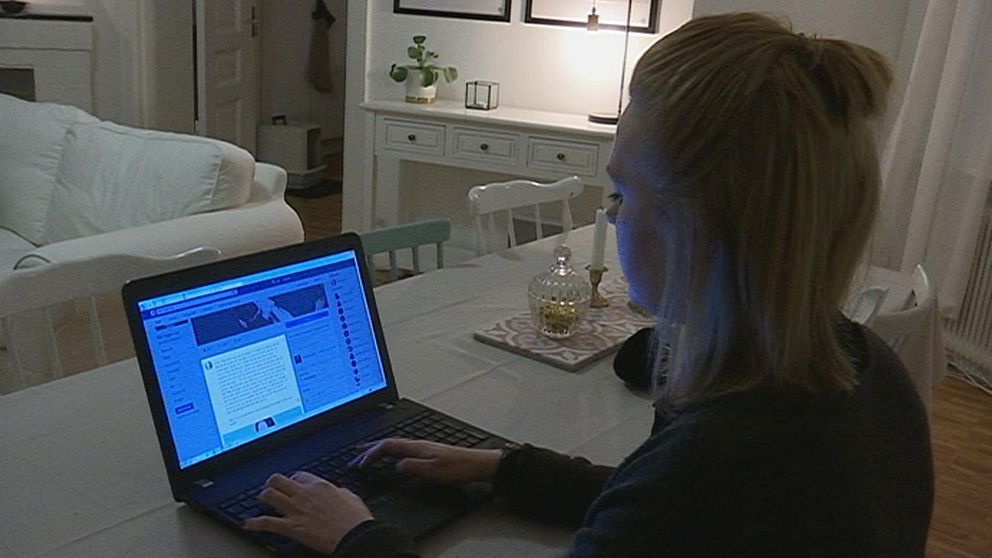 Mia Rosengren sitter vid sin dator och skriver i sin facebookgrupp.