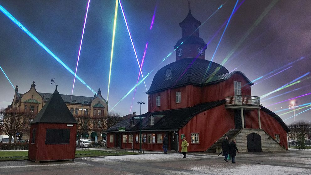 Rådhuset på nya stadens tog belyst av laserstrålar.