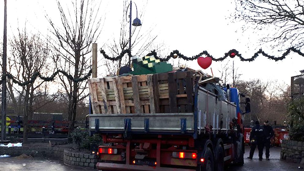 En lastbil kör iväg hashbodar från Christiania.