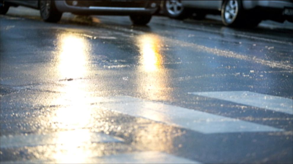 Ishalka – när nederbörd landar på kalla vägbanor blir det halt.