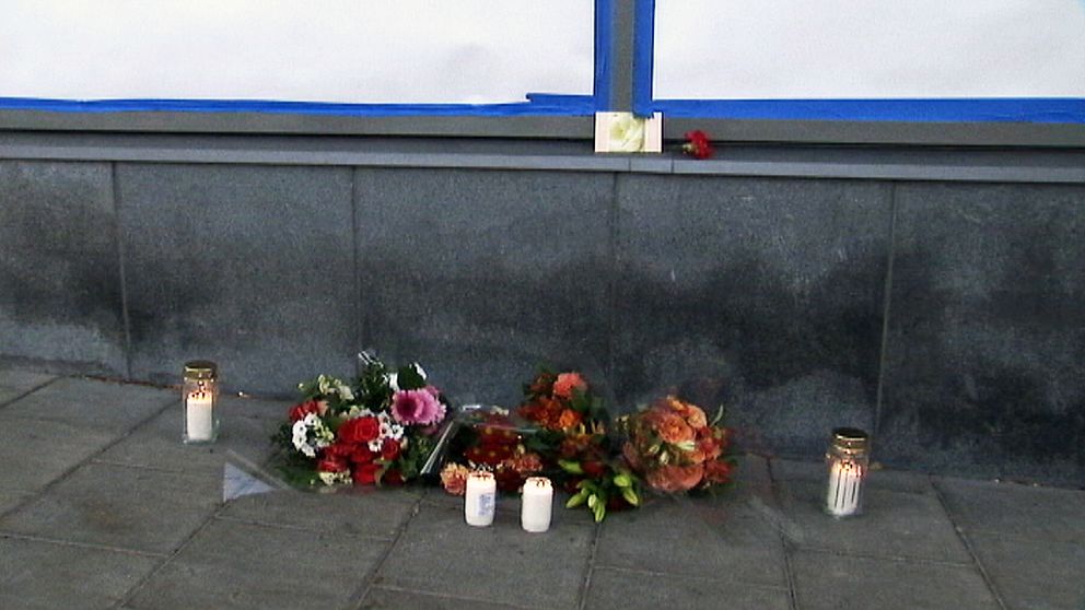 Blommor på trottoaren efter dödsskjutningen Mynta cafe i Rinkeby