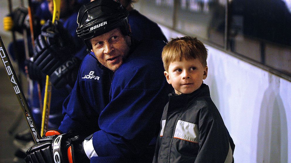 Marcus Ragnarsson, tränare i Almtuna, på en bild från World Cup 2004, tillsammans med sin son Jacob Ragnarsson, i dag back i Almtuna.