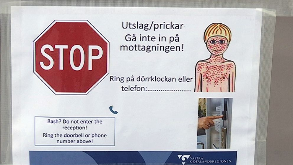 Skylt med stopp-märke där personer med utslag eller prickar uppmanas att inte gå in på mottagningen.