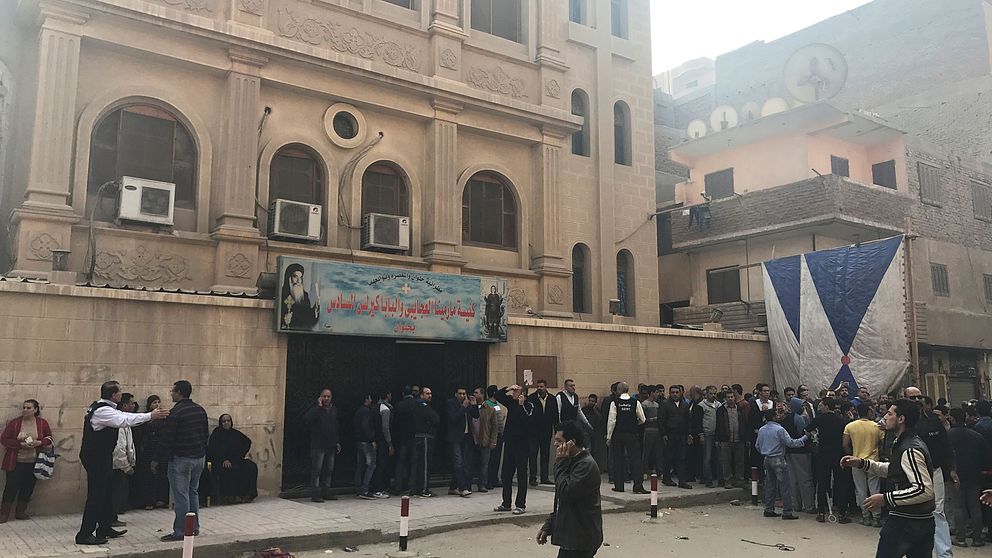 Kyrkan som attackerades ligger i Helwan-distriktet omkring tre mil söder om centrala Kairo.