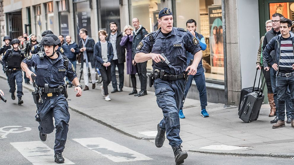 Arkivbild från polisinsatsen efter terrordådet på Drottninggatan.