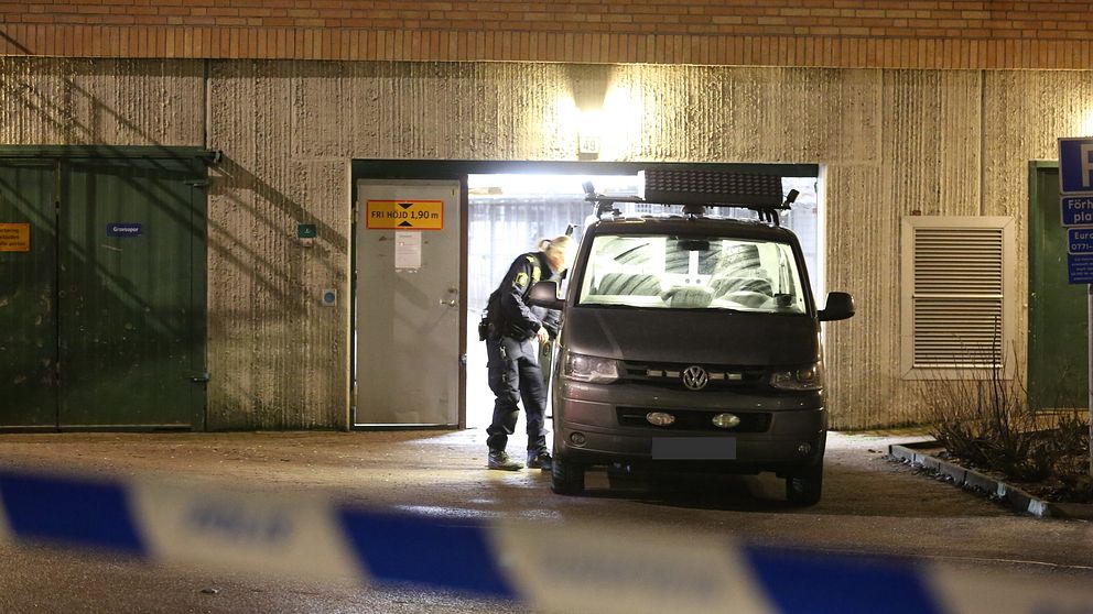 En död efter skjutning i ett garage i Rinkeby