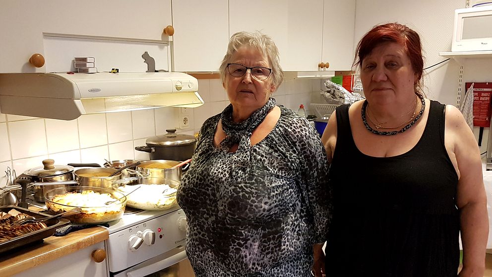 Mary-Anne Gustavsson och Mirja Helisten hjälps åt i köket inför nyårsmiddagen.