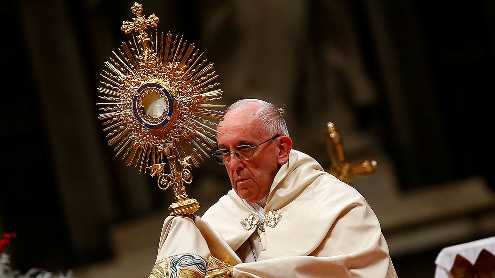 Påve Franciskus leder böner i Peterskyrkan i Rom på nyårsafton.