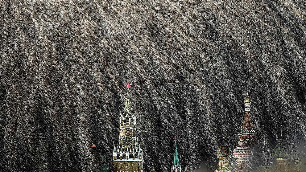 Fyrverkerier över Kreml i Moskva på nyårsnatten.