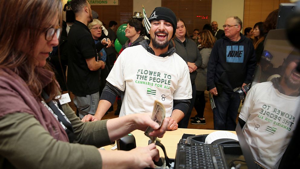 Kunder köper marijuana lagligt i Oakland, Kalifornien.