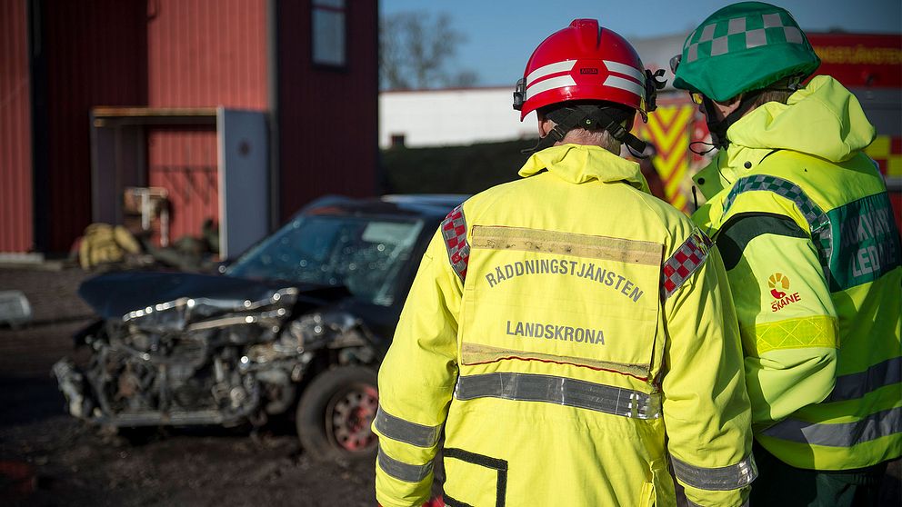 Brandmän hotas av fyrverkeri och bangers när de rycker ut vid larm i Landskrona.