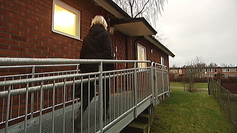 En kvinna går in på socialkontoret i stadsdelen Vivalla i Örebro.