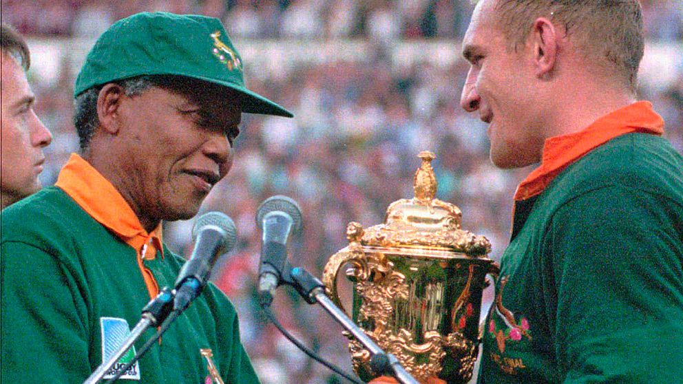 En symbol för försoningen i Sydafrika blev uppslutningen kring rugbylandslaget som vann VM på hemmaplan 1995. Mandela med lagets kapten Francois Pienaar