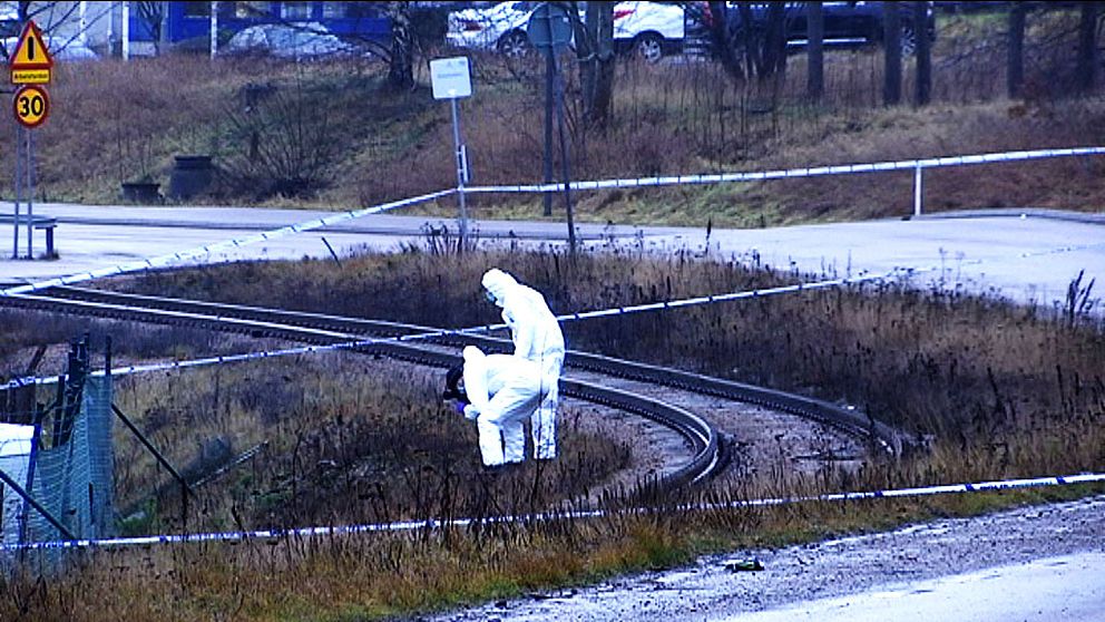Man hittad död vid järnvägsspår i Uddevalla.