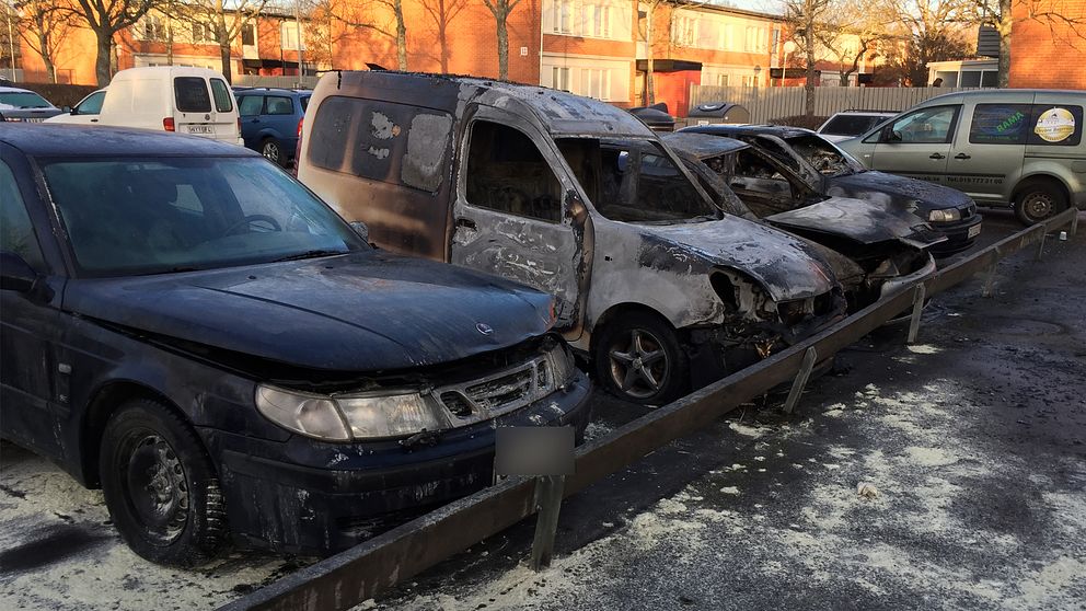 Fyra bilar som skadats i en brand.
