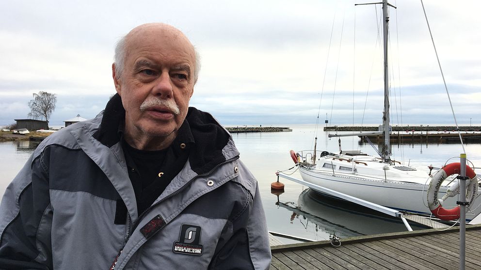 Lennart Karlsson från Bergkvara båtklubb upprörs över att ingen lagat lampan på fyren i Bergkvara på snart tre månader.