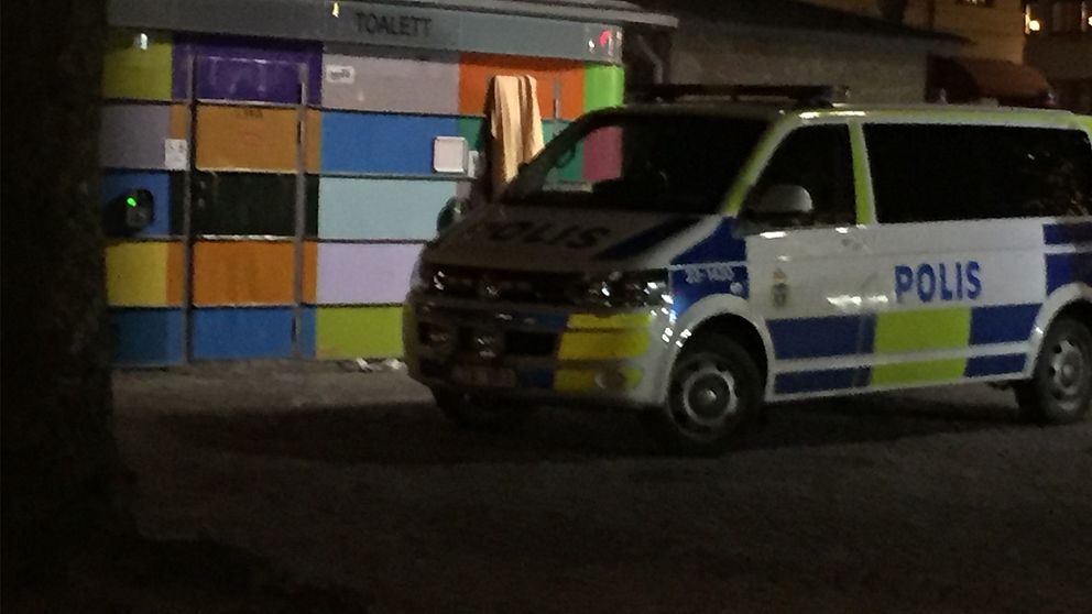 En polisbil utanför en offentlig toalett på Järntorget.