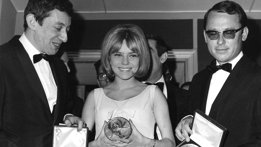 En 18-årig France Gall tar emot priset efter segern i Eurovision Song Contest 1965.
