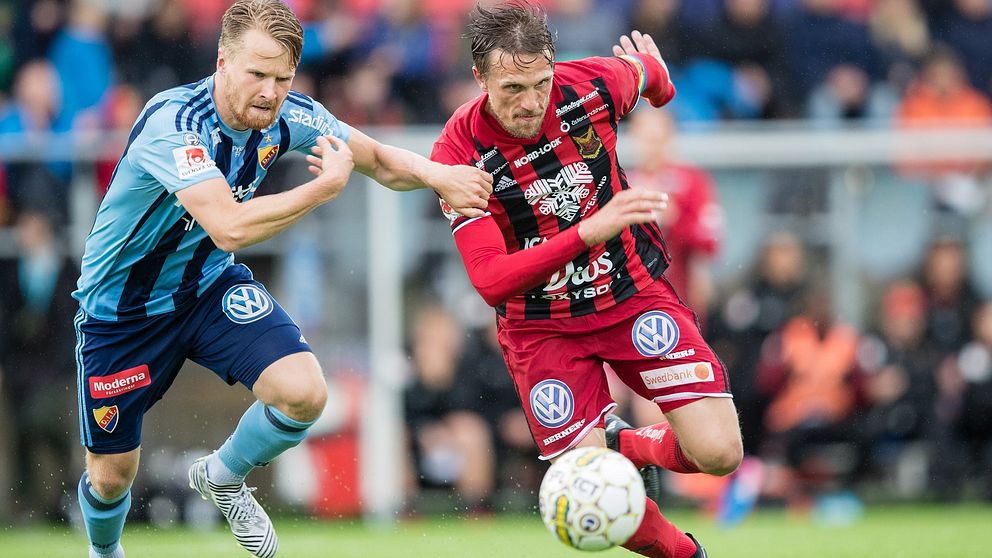 Östersunds Bobo Sollander Jansson mot Djurgårdens Jacob Une Larsson under fotbollsmatchen i Allsvenskan mellan Östersund och Djurgården den 16 juli 2017 i Östersund.