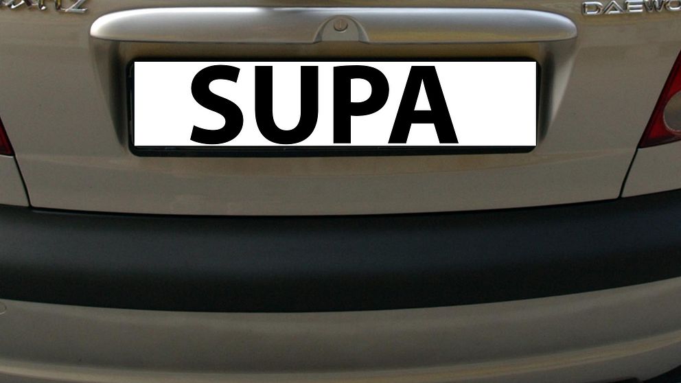 En registreringsskylt där det står skrivet SUPA