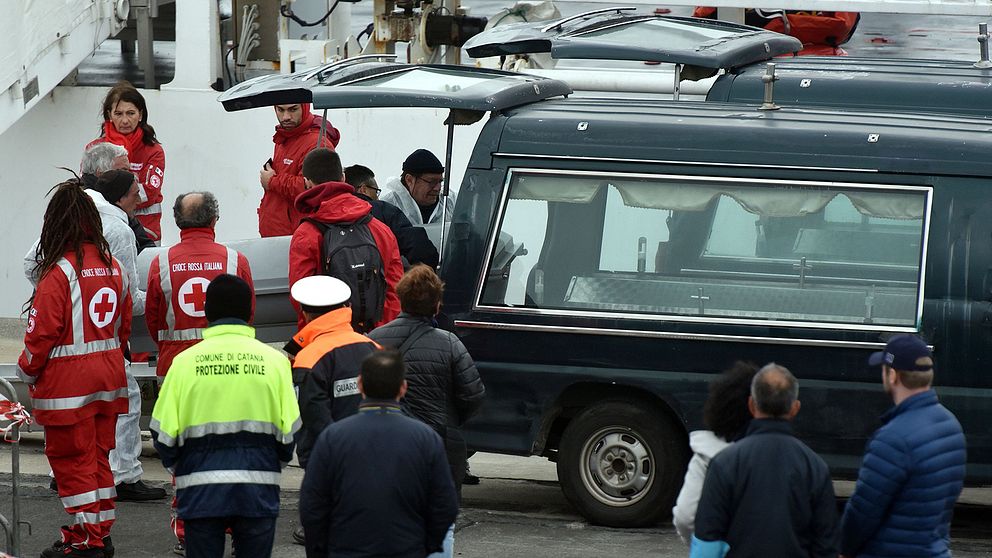 Många migranter dog på Medelhavet i helgen. Kropparna fördes till Italien.