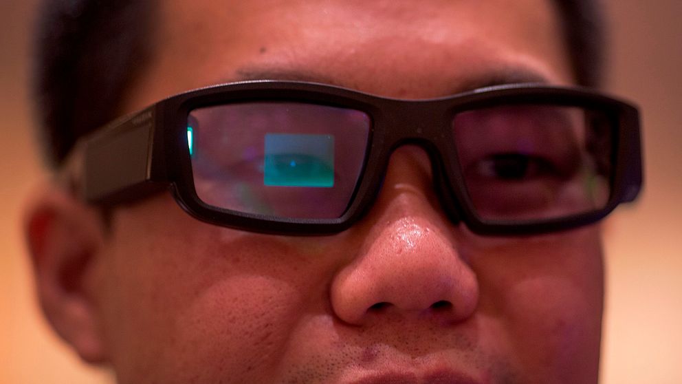En man bär VR-glasögon på CES-mässan i Las Vegas.