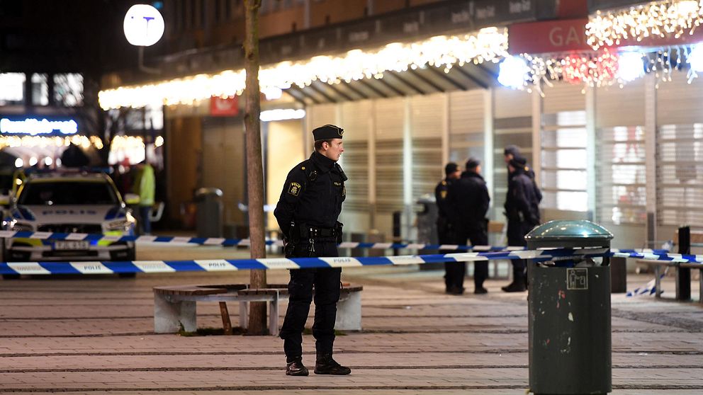 Polis på Rinkeby torg.