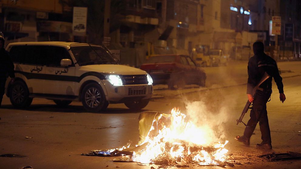 Soldater och kravallpoliser har kallats in för att stävja oroligheterna i Tunisien.