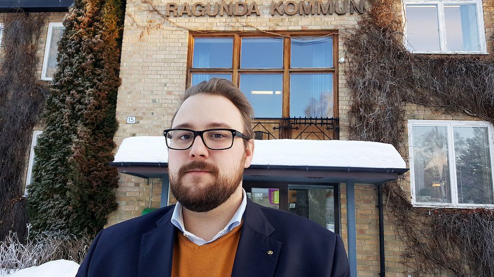 bild på Jonas Andersson (S) kommunalråd i Ragunda framför kommunhuset i ragunda