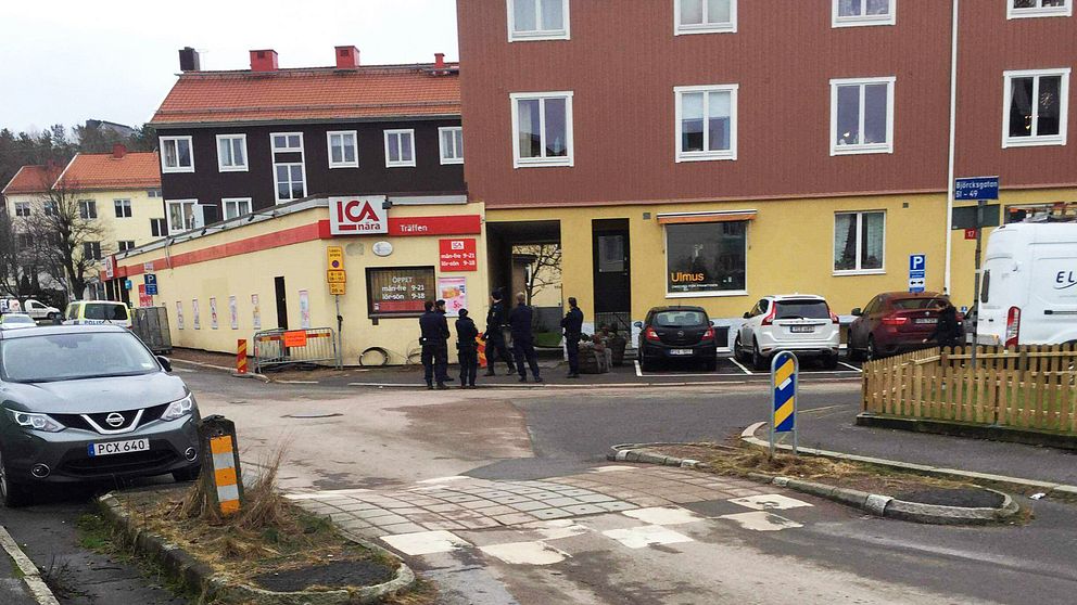 En person har knivskurits vid en Ica-butik i Kålltorp.