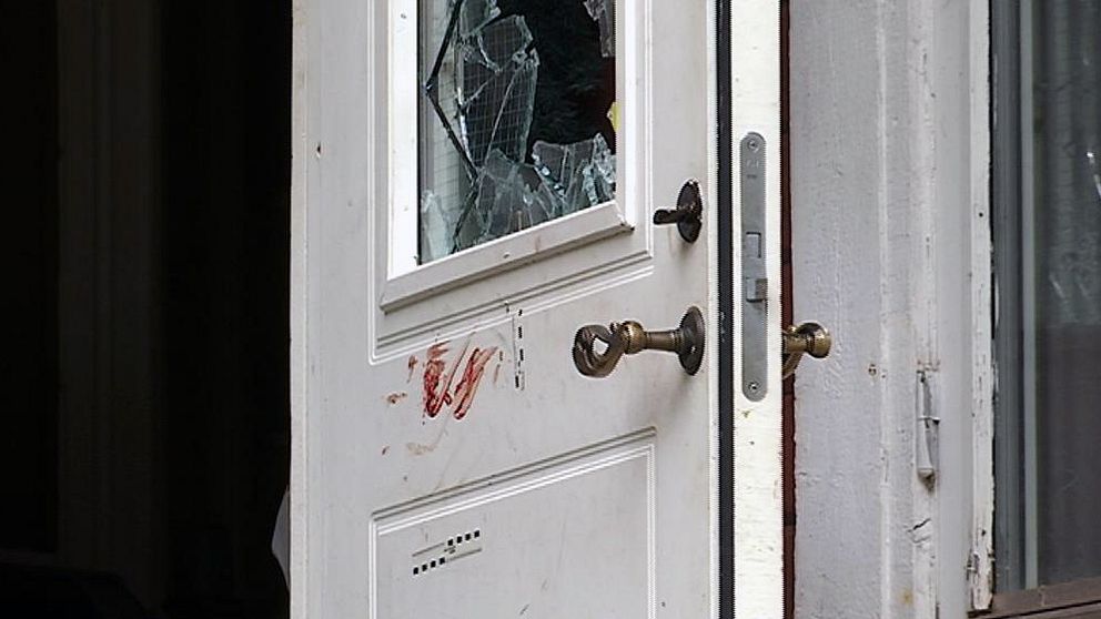Blod på dörr med krossat fönster