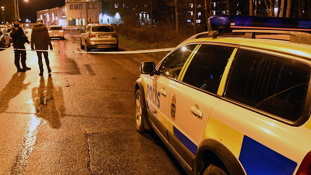 Två personer sköts på fredagskvällen i området Närlunda i Helsingborg.