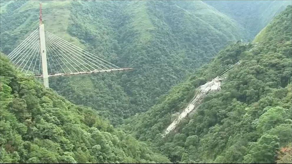 En bro som var under uppbyggnad kollapsade i Colombia
Tio byggarbetare dog.