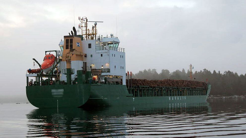 Fartyget var på väg från Lettland till Mönsterås hamn för att lasta av 5.000 ton massaved till ett företag.