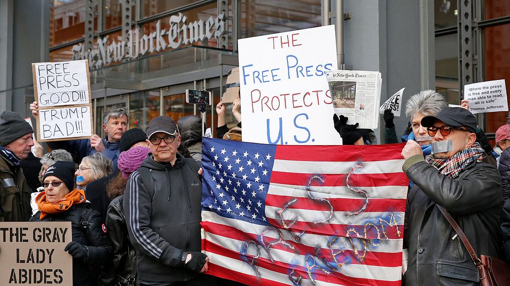 Demonstranter för pressfrihet utanför New York Times redaktion i New York, USA, i februari 2017.