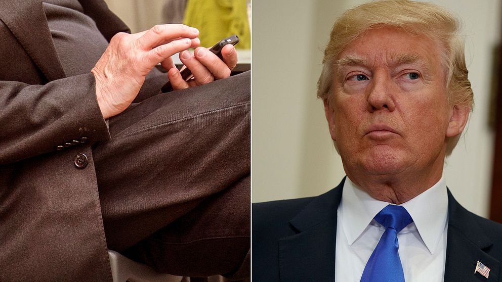En man som sitter med en mobiltelefon, Donald Trump till höger.
