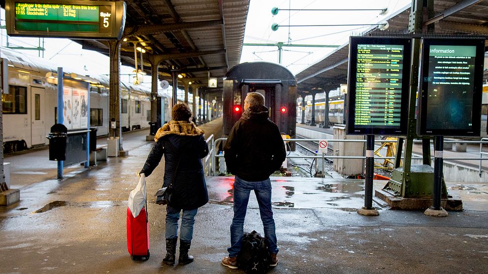 Personer väntar på tåg vid Göteborgs centralstation